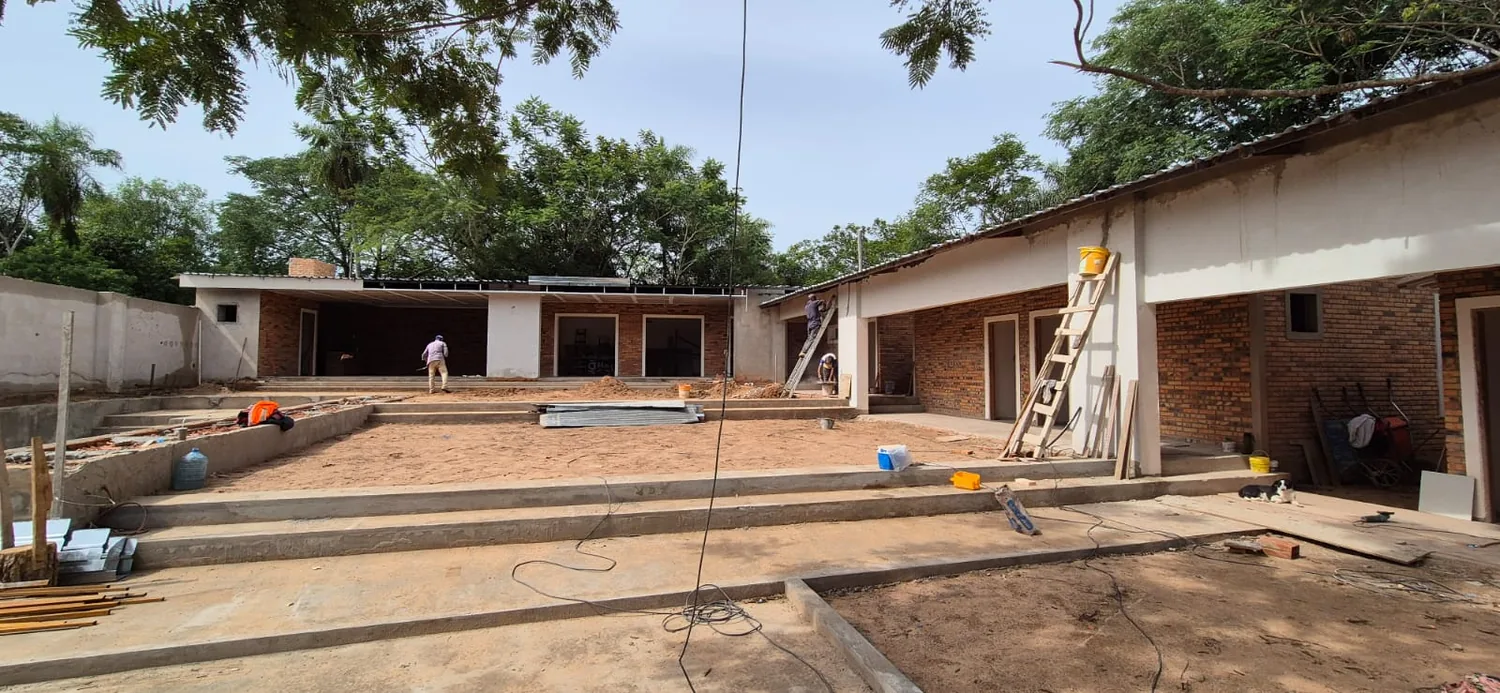 Patio y construcción en proceso de ejecución